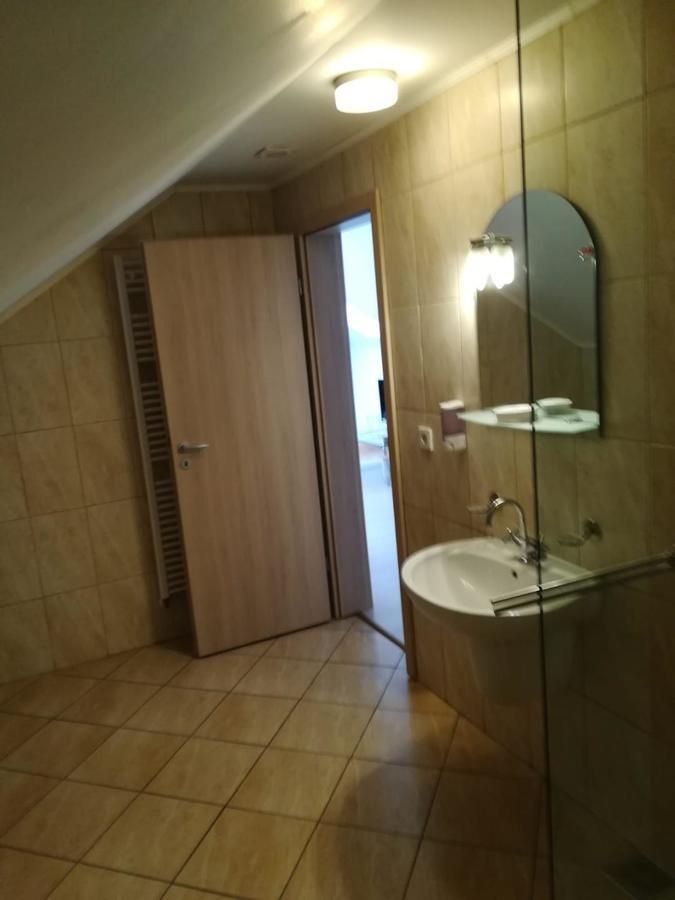 Hotel Dennis Medgyes Kültér fotó