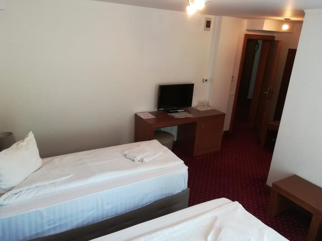 Hotel Dennis Medgyes Kültér fotó