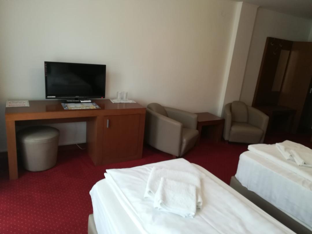 Hotel Dennis Medgyes Kültér fotó