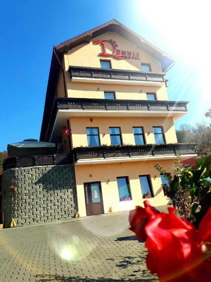Hotel Dennis Medgyes Kültér fotó