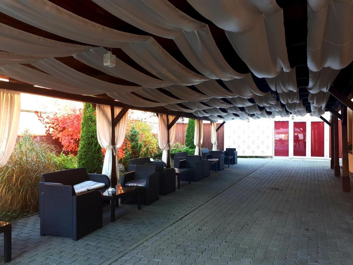 Hotel Dennis Medgyes Kültér fotó